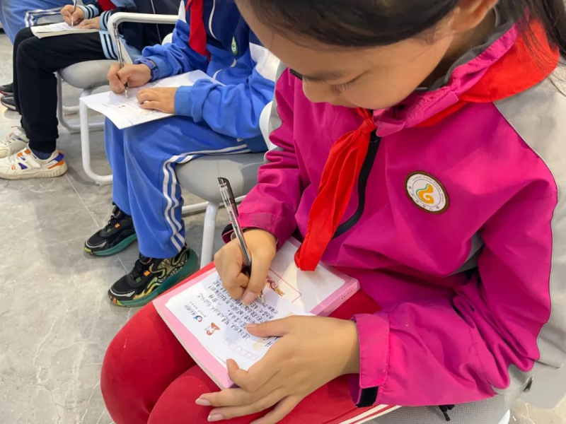 孩子们为藏族同胞写下充满祝福的明信片。